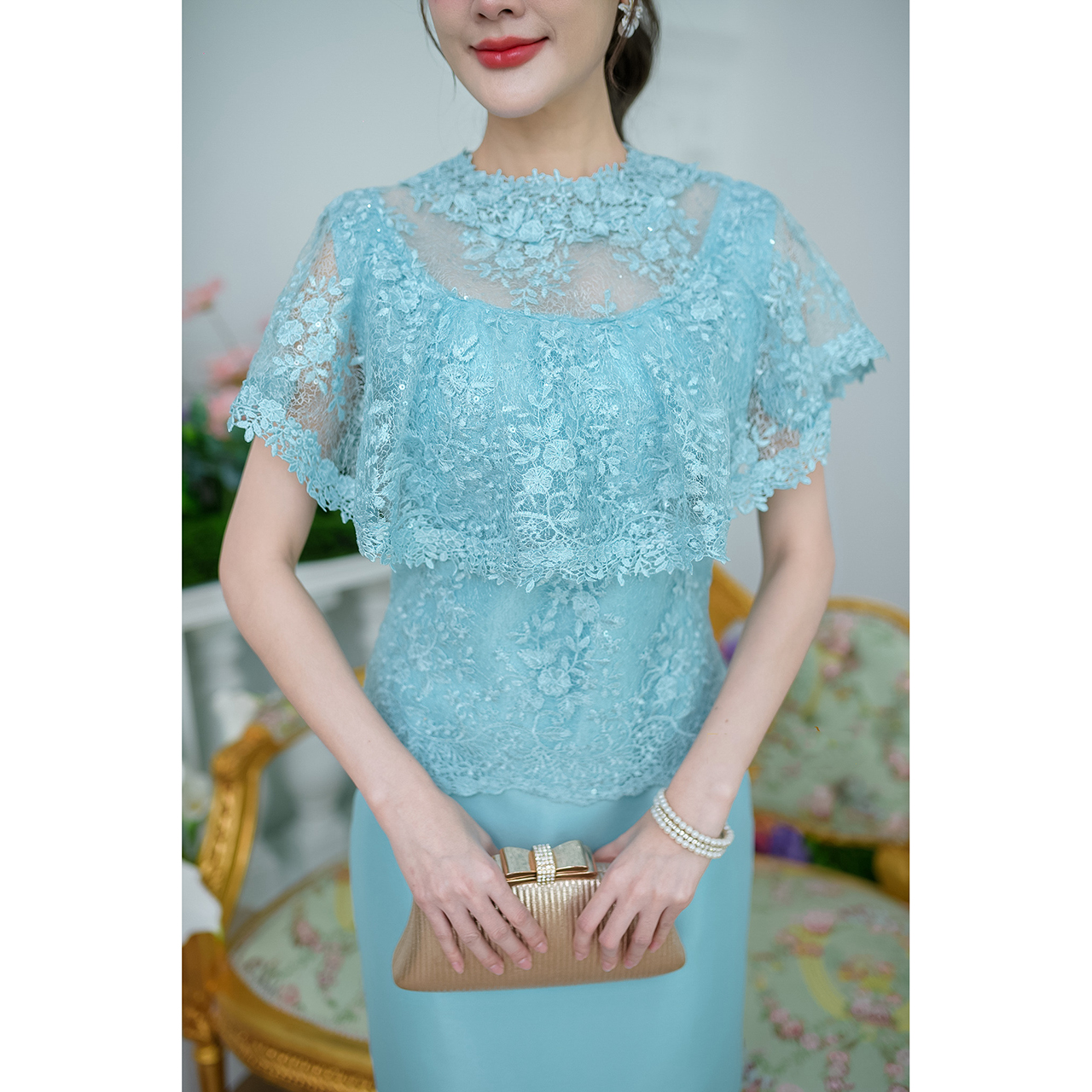 kudapy เดรสสั้นสีม่วง/สีฟ้า ด้านบนเป็นงานผ้าลูกไม้คลุมไหล่ระบายแต่งรอบคอด้วยลูกไม้สวยหรู กระโปรงเป็นงานผ้าไหมญี่ปุ่น