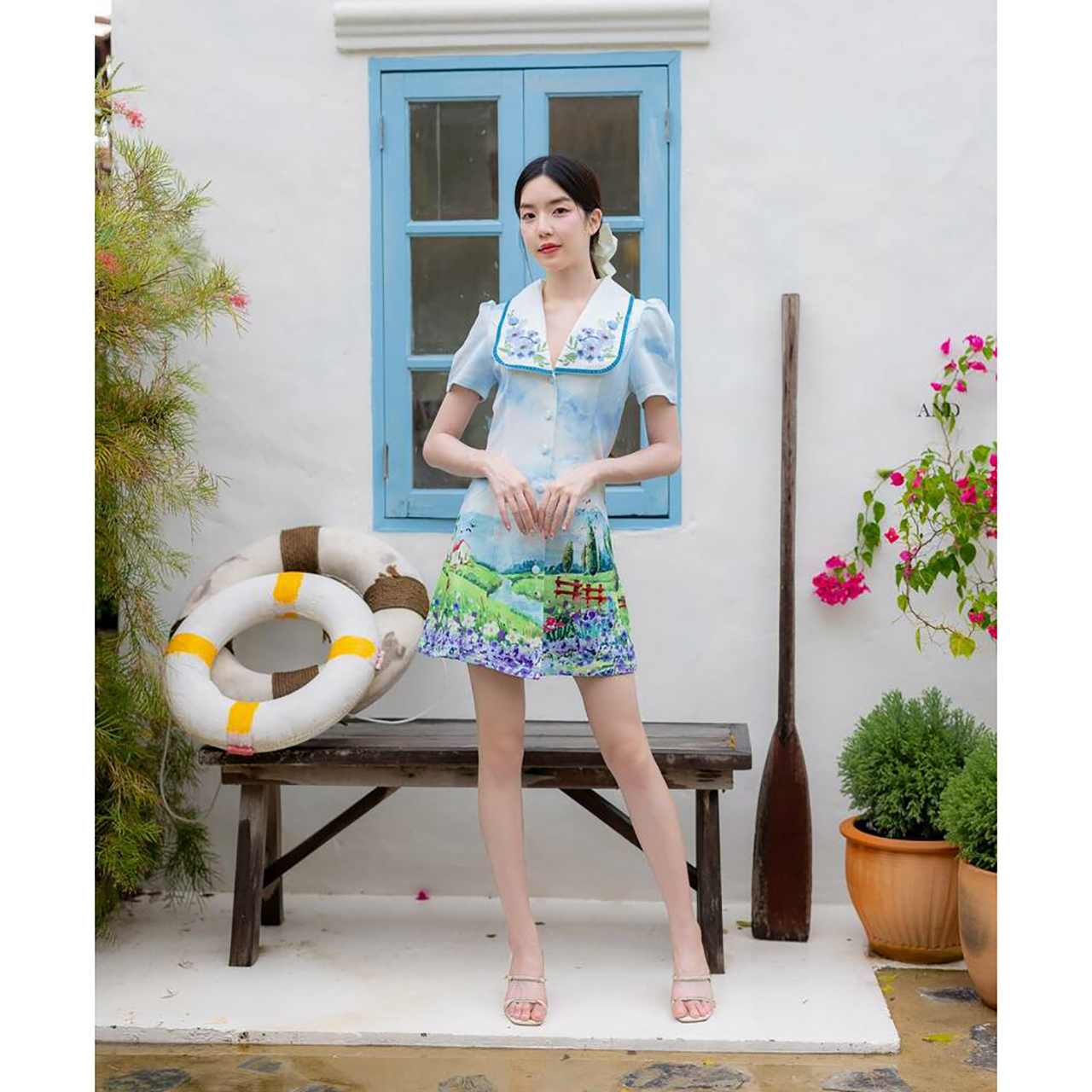 kudapy เดรสสั้นสีฟ้า ทรงสูทคอปกลายปักดอกไม้