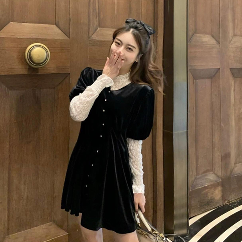 kudapy เดรสสั้นกำมะหยี่สีชมพู/สีดำ คอวีผ้ากำมะหยี่ แต่งกระดุมเพชรเกร๋ๆ ทรงแขนตุ๊กตา