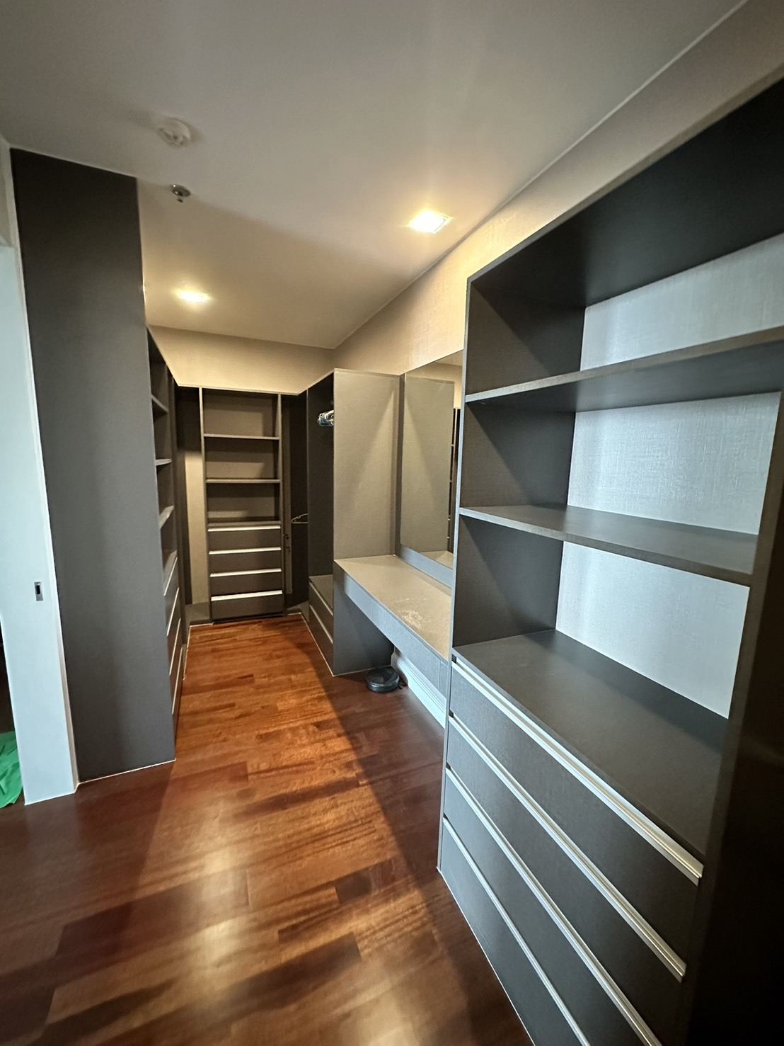 สนใจชมห้องติดต่อได้เลย Line ID: Smile-easy ปล่อยเช่าคอนโด เดอะ เมโทรโพลิส สำโรง อินเตอร์เชนจ์ (The Metropolis Samrong Interchange) - 3ห้องนอน 3ห้องน้ำ 1ห้องนั่งเล่น - ใกล้ BTS สำโรง - ขนาดห้อง 146 ตรม. ชั้น 30