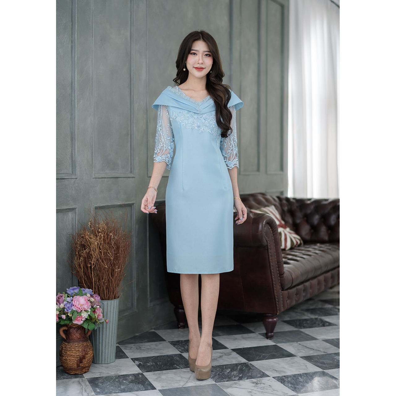 kudapy เดรสสั้นสีชมพู/สีกรม ผ้าไหมญี่ปุ่น ดีไซน์สวยหรูหราออกแบบโอบไหล่แต่งระบายด้วยผ้าแก้ว ช่วงแขนเป็นผ้าลูกไม้ปักดอกลอย