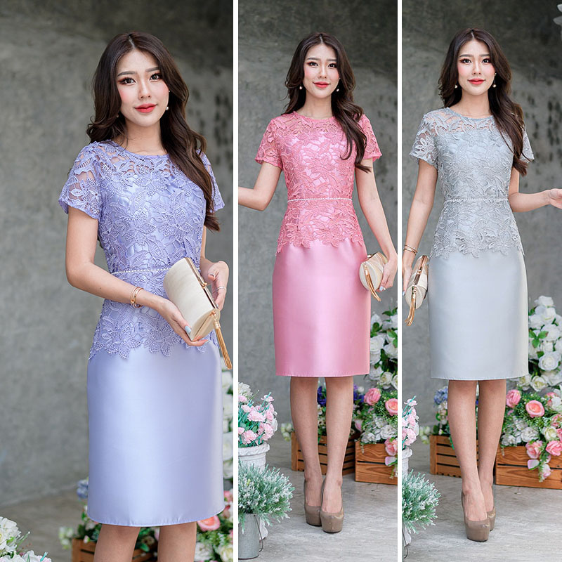 kudapy เดรสสั้นสีชมพู/สีเทา/สีม่วง ลูกไม้เงาทอลายแน่นสวย ลูกไม้คัดเกรด ซูมดูเนื้อผ้าได้เลย ป็นทรงแขนสั้น เอวต่อ แต่งเชิงผ้าสวยช่วงปลายเสื้อ รอบเอวประดับด้วยมุกหวาน
