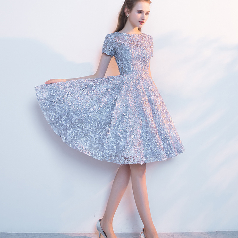 เดรสสั้นสีเทาฟ้า ตัวชุดเป็นผ้าลายดอกไม้สามมิติ (ไม่รวมเข็มขัด)