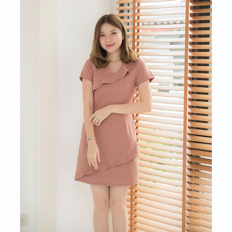 kudapy เดรสสั้นสีน้ำตาล/สีดำ/สีชมพู/สีกรม/เทา/เขียว/ฟ้าเทา คอวี ดีไซน์เล่นระบายที่คอและชายกระโปรง ตัวนี้น่ารักสดใส สไตล์มินิมอล