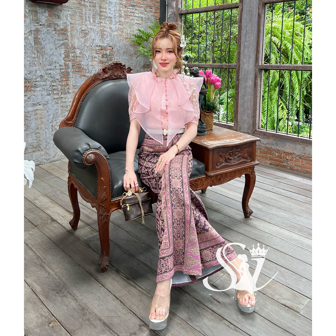 kudapy ชุดเซ็ท ลูกไม้แขนต๊กตา แต่งระบายทรงระย้า กระดุมมุกหรูหรา มีซับในสอง 2 ชั้น ผ้าถุงสำเร็จรูป ผ้าฝ้ายทอลายบุพเพ มีซิปหลัง