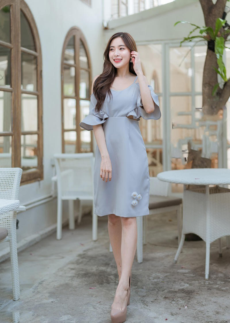 เดรสสั้นสายเดี่ยวสีเทา ทรงปาดไหล่ ดีเทลเปิดข้างช่วงเอวทั้งสองข้าง