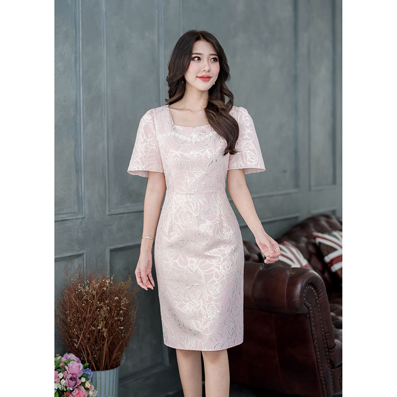 kudapy เดรสสั้นสีส้ม/สีชมพูอ่อน ผ้า jacquard ทอลายกุหลาบ โทนสีดอกไม้กุหลาบจะเป็นดิ้นทอง ดีไซน์ต่อเอว ตัวเดรสกระโปรงทรงตรง แขนสั้นบาน