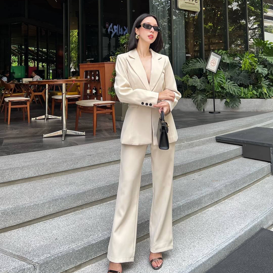 kudapy Set suit ชุดสูทสีครีมรุ่นนี้เป็นอีกรุ่นที่แนะนำมากก ตัวเสื้อออกแบบมาให้ดูยาว ผอมสูง ดีไซน์เย็บต่อชายเสื้อ แต่งกระเป๋าหลอก