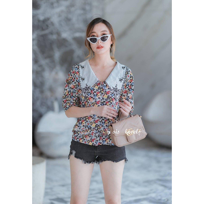 kudapy เสื้อลายดอกสีขาว/สีเหลือง แต่งคอปกปักลาย กระดุมหน้าเรียงแกะได้