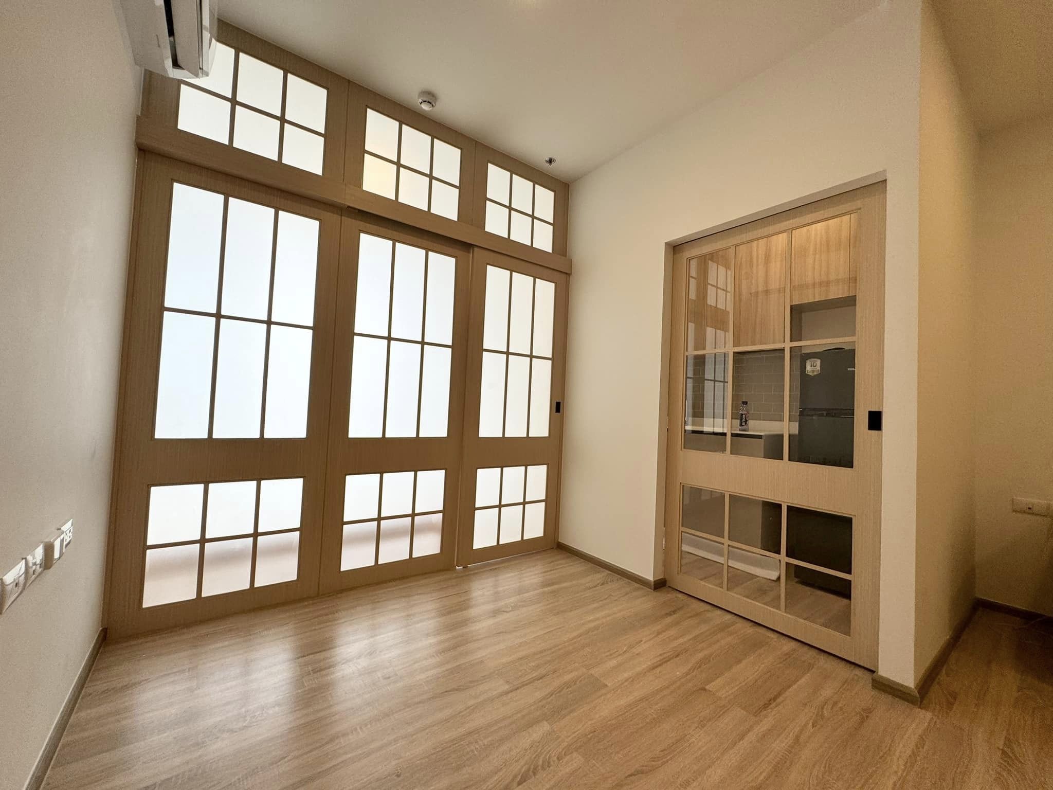 สนใจชมห้องติดต่อได้เลย Line ID: Smile-easy ปล่อยเช่าคอนโด xt phayathai (เอ็กซ์ที พญาไท) - 1ห้องนอน 1ห้องน้ำ 1ห้องนั่งเล่น - ใกล้ BTS พญาไท - ขนาดห้อง 43 ตรม. ชั้น 19