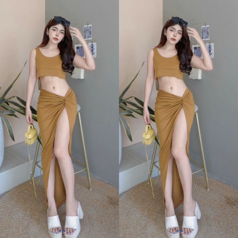 kudapy Set 2 ชิ้น เสื้อครอปแขนกุด ผ้าร่อง + กระโปรงยาวแต่งผ่าแหวกสูง ใส่เที่ยวทะเล