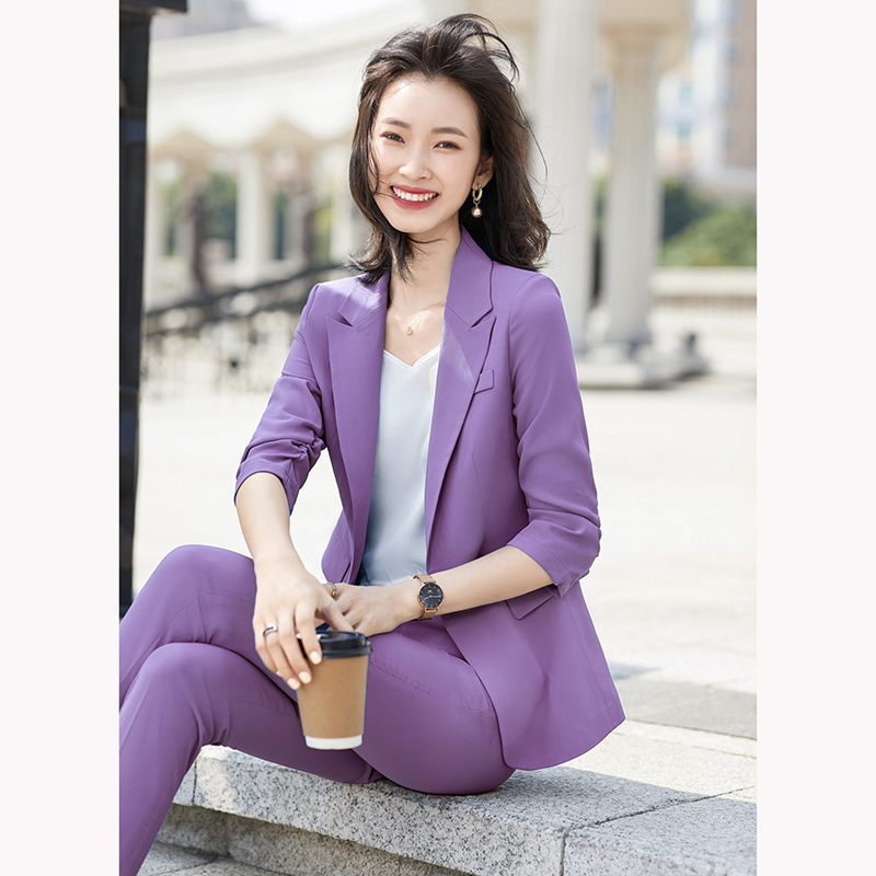 kudapy ชุดสูททำงานผู้หญิงสีฟ้า/สีม่วง แขนสามส่วนจับจีบปลายแขนพร้อมกางเกง จุดเด่นของชุดนี้คือได้ลุคที่สดใสคัลเลอร์ฟแบบสุดๆ