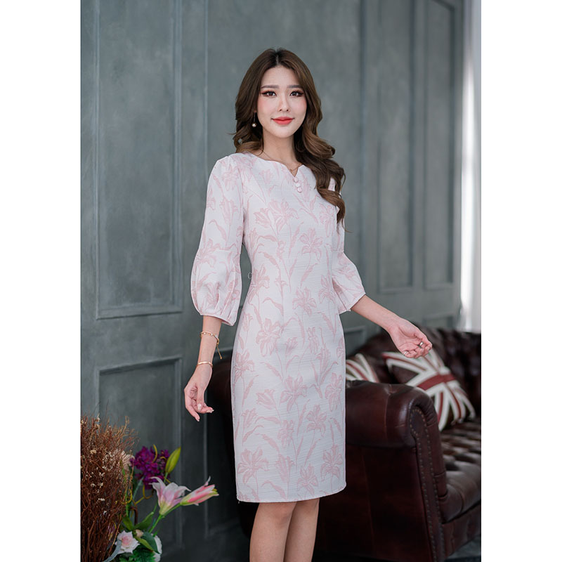 kudapy เดรสสั้นสีโอรสอ่อน/สีโอรสเข้ม(ออกส้ม) ทรงสวยดีไซน์แขนบอลลูน ดีไซน์แตกต่างจากรุ่นเดิมเล่นดีเทลแต่งกระดุมช่วงอกเพิ่มความเก๋ และคอจะเป็นคอกลมผ่าสวยงาม