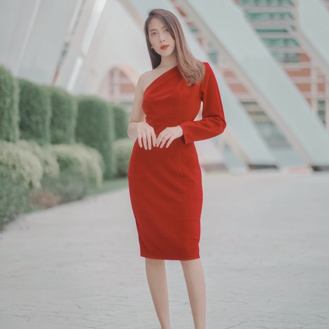 kudapy ชุดไปงานแต่งงานสีชมพู,สีแดง,สีกรมท่า เดรสสั้นไหล่เฉียงข้างแขนยาว เรียบหรู สวย ดูดี ใส่เป็นชุดราตรี ชุดออกงาน