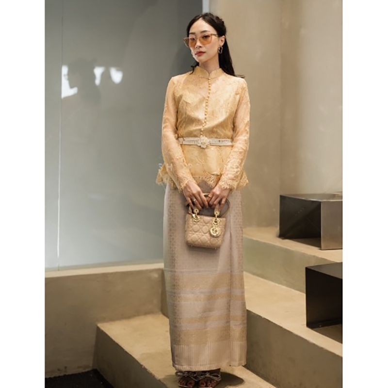 kudapy เซทแยก 2ชิ้น เสื้อลูกไม้สีขาว,สีทอง + ผ้าถุงโทนสีครีมทอง เสื้อลูกไม้แขนยาวคอจีน