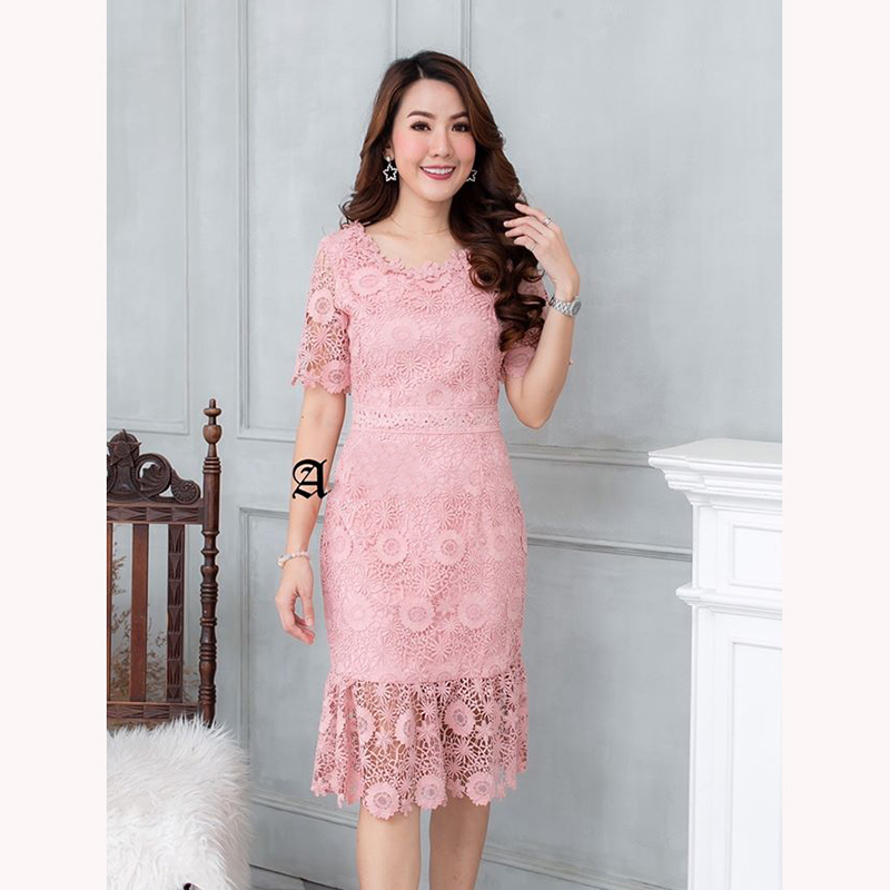 kudapy เดรสลูกไม้สีชมพู/แดงเข้ม แขนสั้น ระบายชายกระโปรง เนื้อผ้าลุกไม้ทอลายดอกไม้ สวยมากค่ะ มีซับในในตัวเนื้อดี