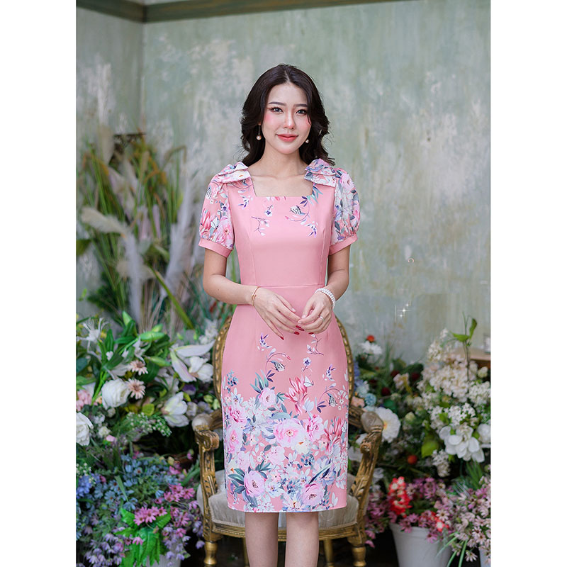 kudapy เดรสสั้นสีน้ำตาลเบจ/สีชมพู งานผ้าพิมพ์ลายดอกไม้น่ารักๆ แขนตุ๊กตา ไหล่แต่งโบว์ทั้งสองข้าง มีซับในแต่งซิปหลัง เนื้อผ้าเบาสบาย