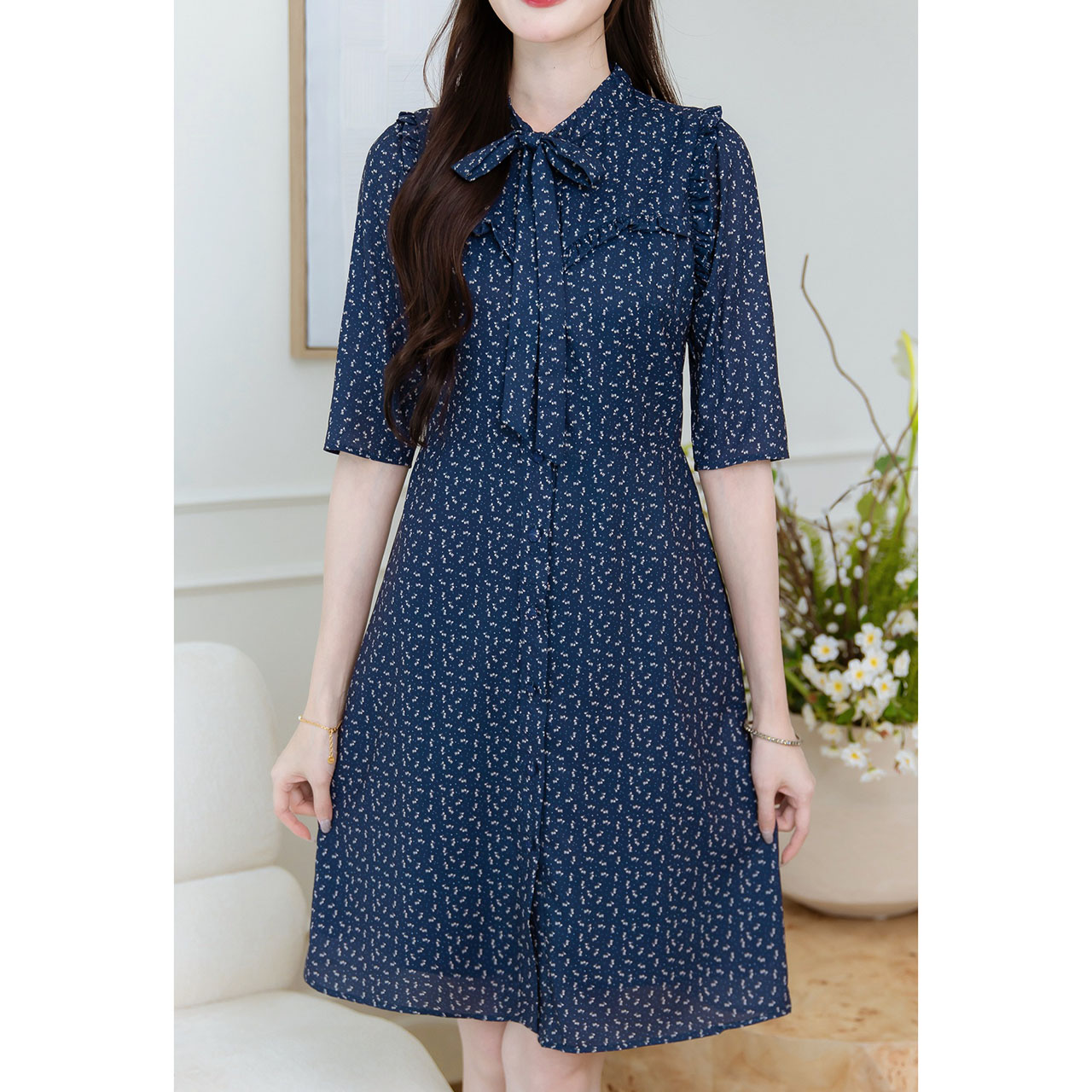 kudapy เดรสคอผูกโบว์ งานกระดุมหน้า มีดีเทลเย็บเป็นระบายเล็กๆช่วงอกและไหล่ดูน่ารัก