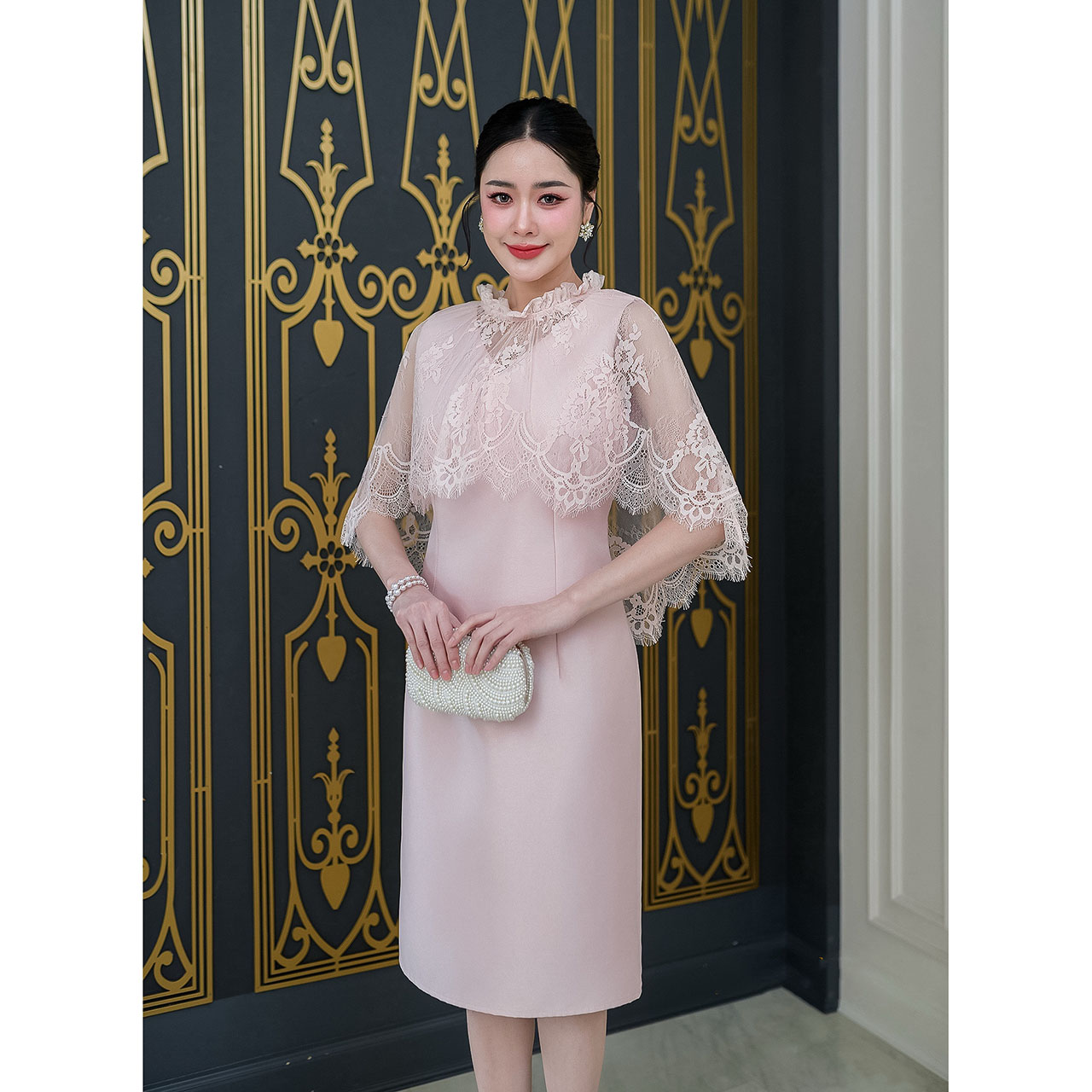 kudapy เดรสผ้าไหมอัดกาวทั้งชุด ผ้าลูกไม้ฝรั่งเศสคอกลมเย็บแต่งจีบรอบคอ ลูกไม้ปล่อยทิ้งตัวเป็นงานคลุมไหล่ด้านหน้าสั้นด้านหลังยาวถึงช่วงเอวหรูหรา