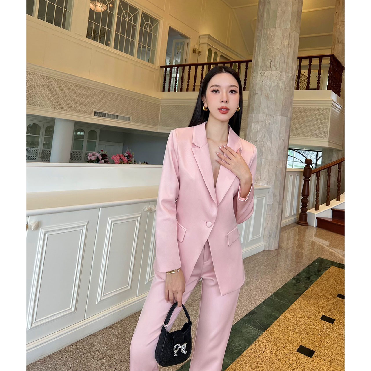 kudapy ชุดเซ็ท Blazer+กางเกง ผ้าดี เสื้อสูทมีซับในอย่างดี แต่งกระดุมผ้าเดียวกับสีชุด คู่กับกางเกงขายาวใส่สบาย