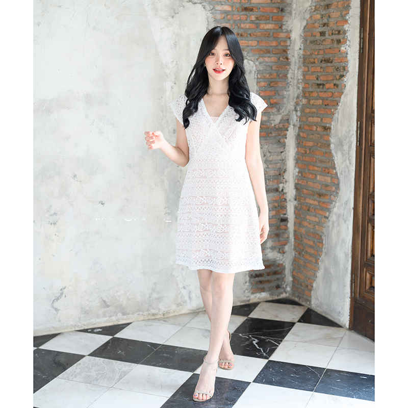 kudapy เดรสสั้นสีชมพู/สีขาว ลูกไม้ดีไซน์เก๋ ช่วงคอเป็นคอวี ต่อด้วยกระโปรงทรงเอ ใช้เทคนิคการวางลายผ้าสลับกันช่วงเสื้อและกระโปรงทำให้ดูมีมิติ