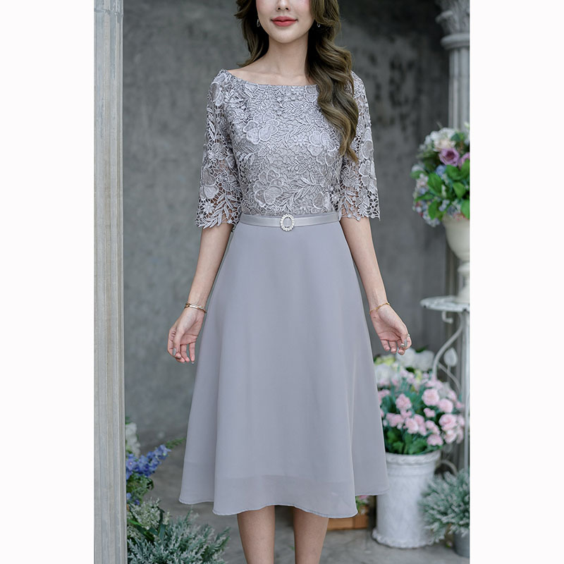 kudapy เดรสสั้นสีชมพู/สีเทา ลูกไม้เงาทรงแขนศอก ด้านบนเป็นผ้าลูกไม้เงาเนื้อดี ช่วงกระโปรงเป็นผ้าชิฟฟ่อนพริ้วๆ ทรงบานเล็กน้อยกำลังสวย