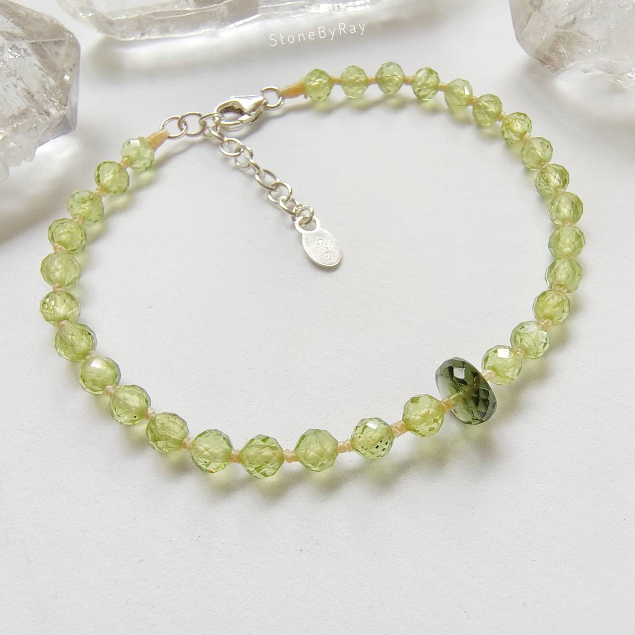 สร้อยข้อมือเงินสะเก็ดดาวโมดาไวต์กับเพอริดอต Moldavite+Peridot