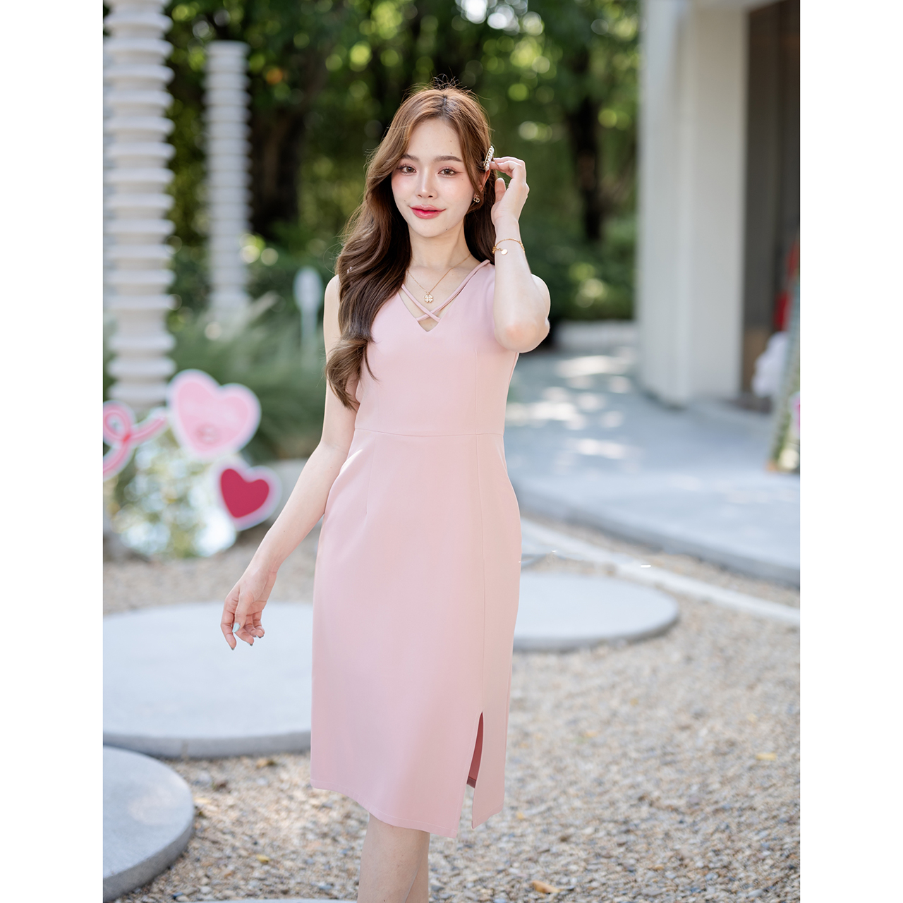 kudapy เดรสสั้นสีชมพู ครีม เขียวมัทฉะ ส้มอิฐ ช่วงเสื้อเป็นทรงคอวี แต่งด้วยสายเส้นสปาเกตตี้เส้นเล็กๆ จากบ่าลงมาไขว้ Cross กันที่ช่วงอก ต่อด้วยกระโปรงทรงตรงยาวคลุมเข่า