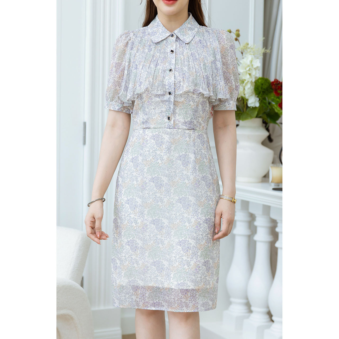 kudapy เดรสคอปกอกพลีทระบาย ลายดอกเล็กสวยละมุน ช่วงอกเป็นกระดุมใบโควเวอร์ดำ เปิดได้จริง ดีเทลช่วงอกอัดพลีทสวยมีวอลุ่ม