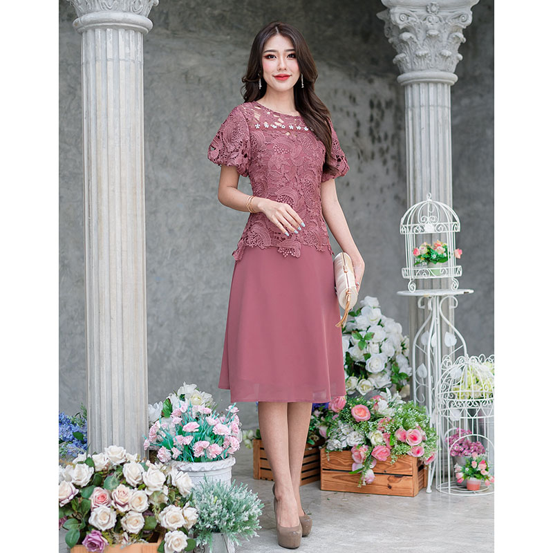 kudapy เดรสสั้นสีน้ำตาลแดง/สีชมพูกลีบบัว ลูกไม้ผ้าสวย ตัวนี้ดีไซน์เก๋คะ เป็นเดรสชีฟองคลุมเสื้อลูกไม้ ทรงแขนสั้นแต่ปลายแขนเย็บจั้มด้านใน