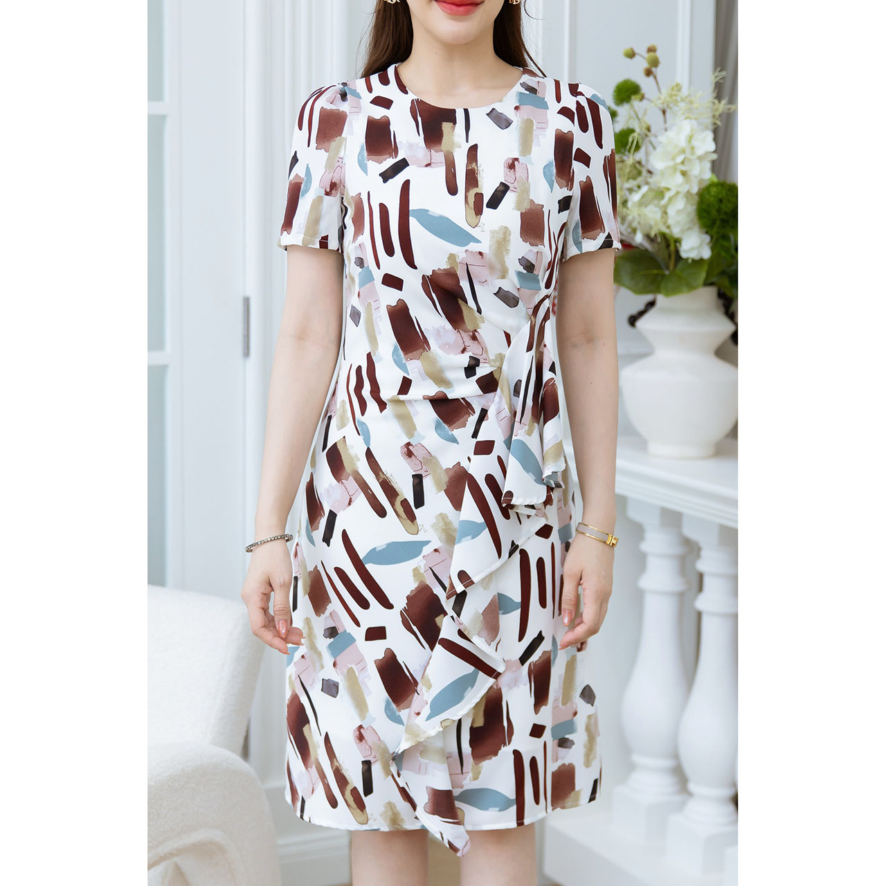 kudapy เดรสลายผ้ากราฟฟิก แพทเทิร์นเรียบแต่มีดีเทลระบายช่วงเอวยาวลงมา เป็นทรงเข้าเอว