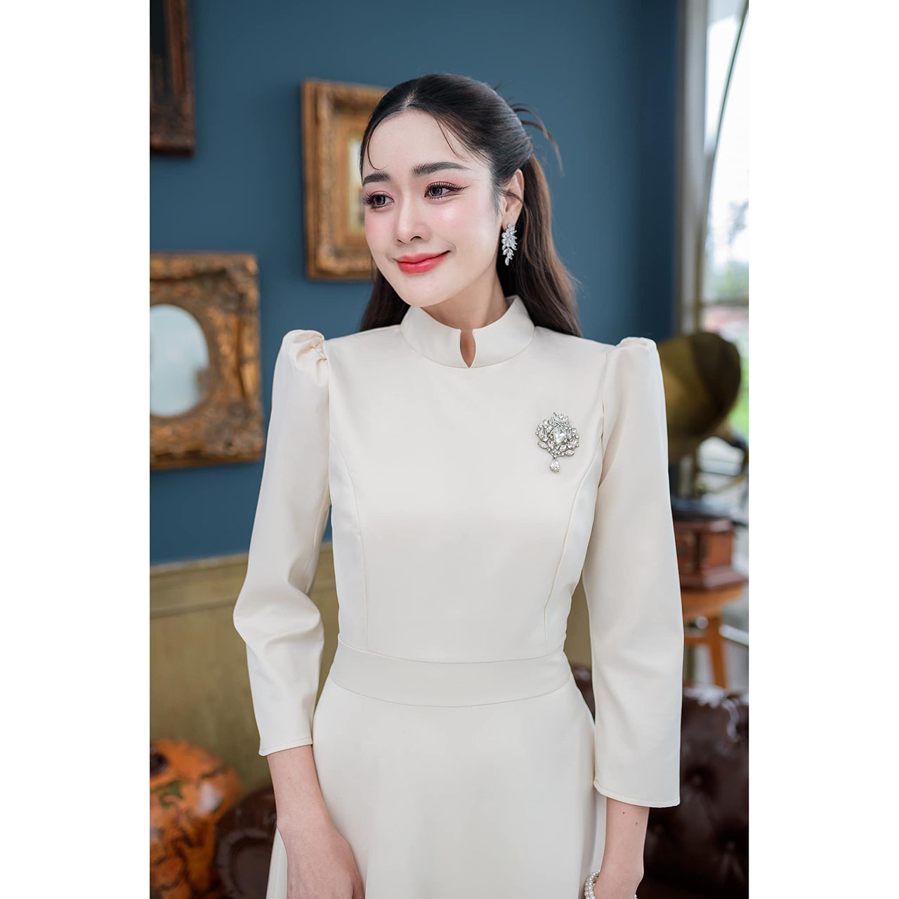 kudapy เดรสสั้นสีขาวงาช้าง/สีฟ้า ชุดไทยจิตรลดา ทรงแขนห้าส่วน ผ้าอัดกาวให้แล้วทั้งชุด เนื้อผ้านิ่มใส่สบาย เดรสความยาวคลุมเข่าใส่สวยสุภาพ