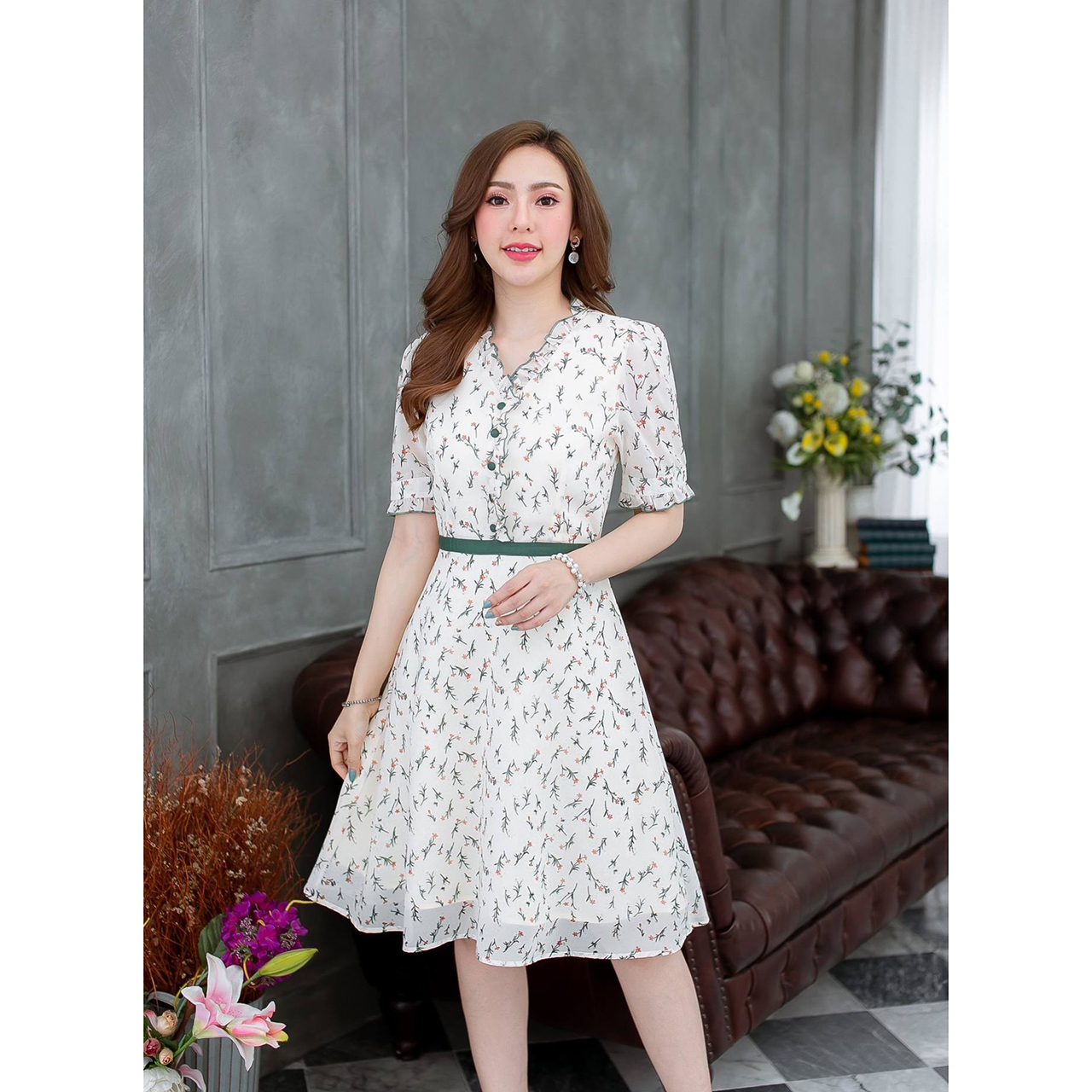 kudapy เดรสสั้นสีครีม/สีน้ำตาล ผ้าชีฟองลายดอกไม้ ดีเทลคาดขอบเขียวตัดช่วงเอว แต่งกระดุมช่วงอก สวยลงตัว
