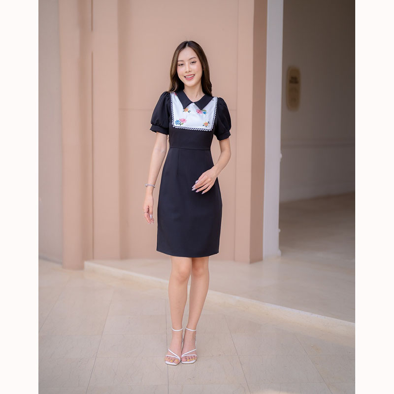 kudapy เดรสสั้นสีชมพู/สีฟ้า/สีดำ ปักอกลายดอกไม้ คอปก เนื้อเบาใส่สบาย