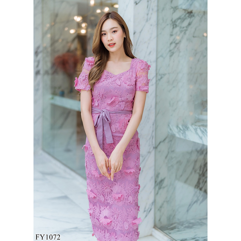 kudapy เดรสยาวสีชมพู/สีแดง คอลึก ลูกไม้ดอกลอย สวยดูดี แต่งเชื่อกผูกเอว