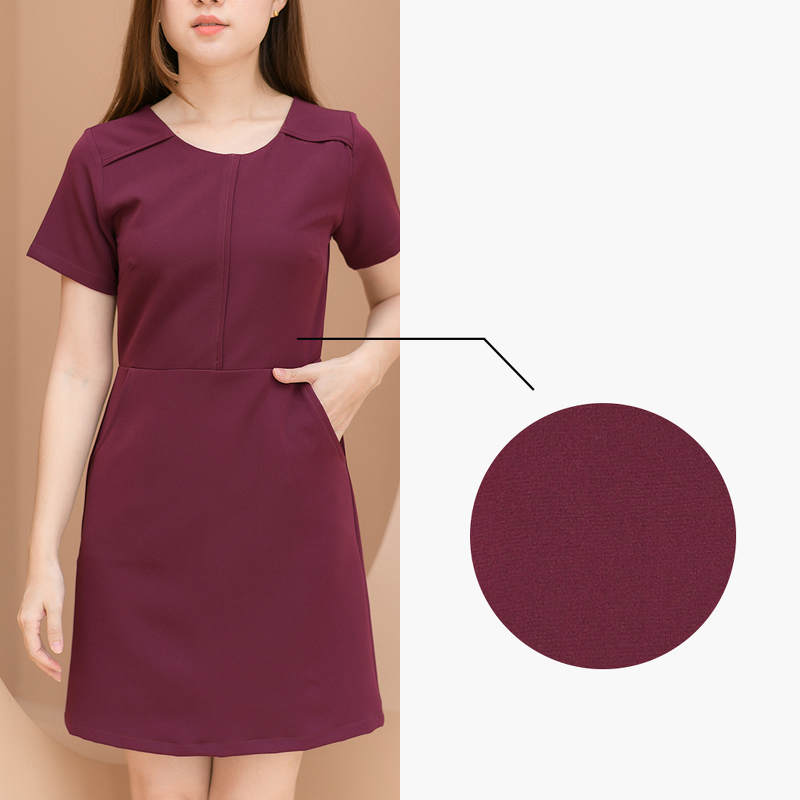 kudapy เดรสสั้นสีฟ้าอ่อน/สีแดงเข้ม/สีมัสตาร์ด ตัดต่อเล่นคัทติ้งกลางลำตัวและช่วงไหล่ มีกระเป๋าด้านข้าง งานซับในทั้งตัว