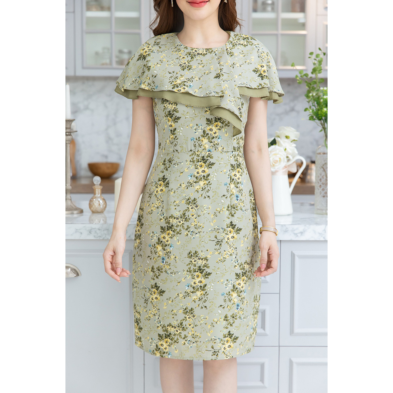 kudapy เดรสลายดอก เป็นดีไซน์คลุมไหล่เฉียงพับเป็นจีบ เป็นเลเยอร์สองชั้นกับผ้าพื้น สวยสดใสรับซัมเมอร์