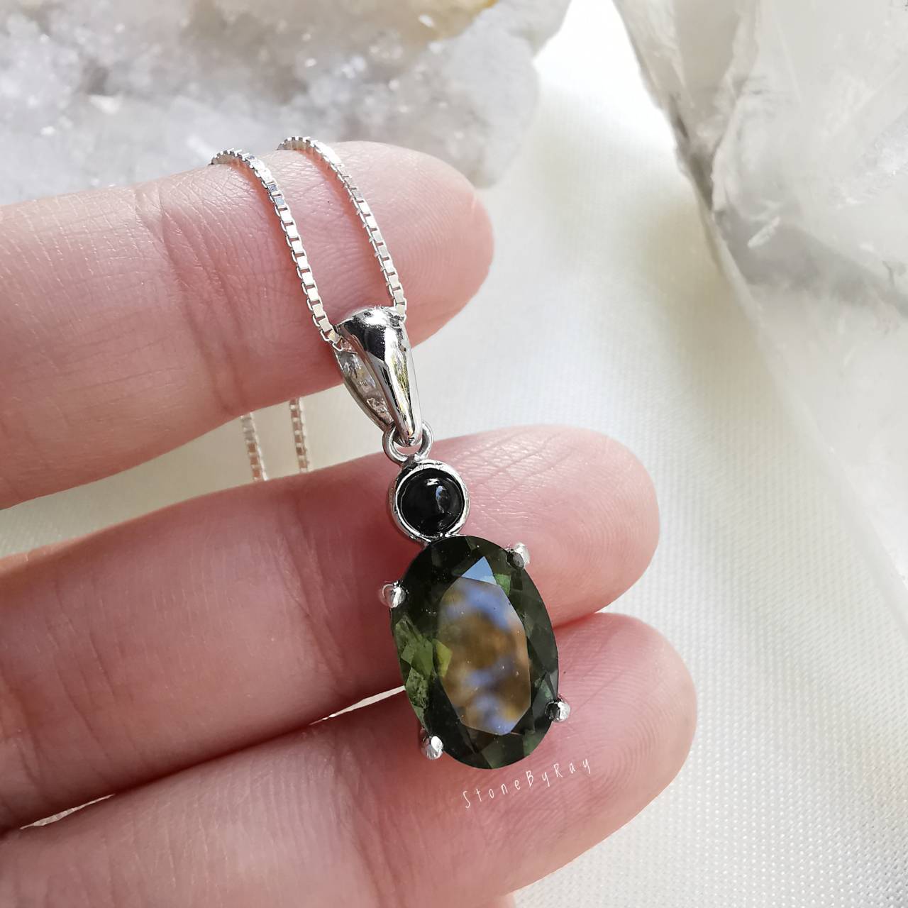 สร้อยคอเงินจี้สะเก็ดดาวโมดาไวท์กับสะเก็ดดาวสีดำ Moldavite+Tektite