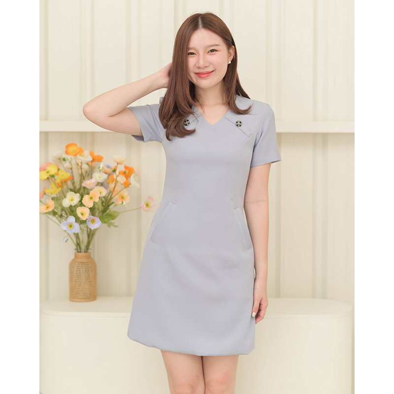 kudapy เดรสสั้นสีเทาฟ้า/สีน้ำตาลเทาหม่น คอวีทรงตรง ดีเทลแต่งกระดุมช่วงคอเก๋ๆ กระเป๋าเจาะสองข้างใส่ของได้จริง ซับในเย็บกลับทั้งตัว