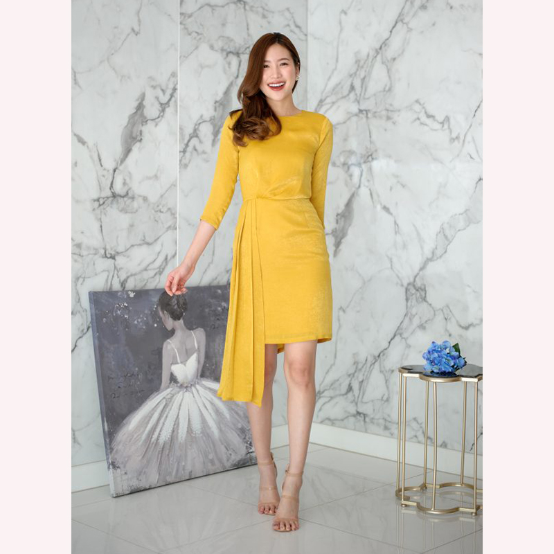 kudapy เดรสสั้นออกงาน ผ้าซาตินเครป คอกลม แขนสี่ส่วน กระโปรงเข้ารูปทรงสอบ แต่งผ้าเฉลียงยาวด้านข้าง สวยเก๋มากๆ