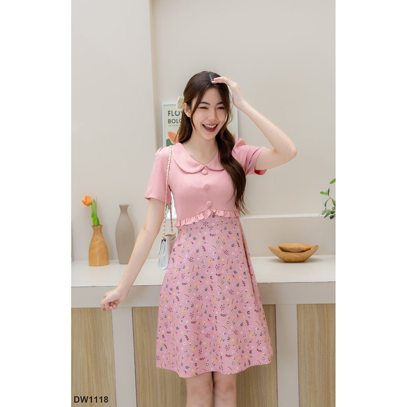 kudapy เดรสสั้นสีน้ำตาล/สีชมพู/สีแดง เสื้อสีพื้นแต่งชายเสื้อระบายกระดุม 3 ชิ้น