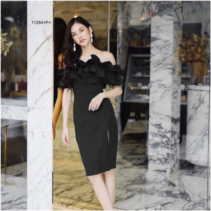 kudapy เดรสปาดไหล่ ระบายรอบน่ารัก แอบเซ็กซี่ งานมีซิปซ่อนหลัง ตีเกล็ดหน้าหลัง เอวไม่สม็อค ทรงเข้ารูป