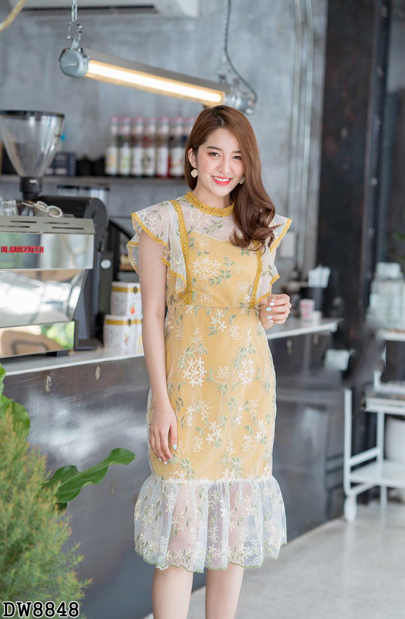 เดรสสั้นสีเหลือง แต่งลายลูกไม้ แขนระบาย ปลายกระโปรงโปร่งใส