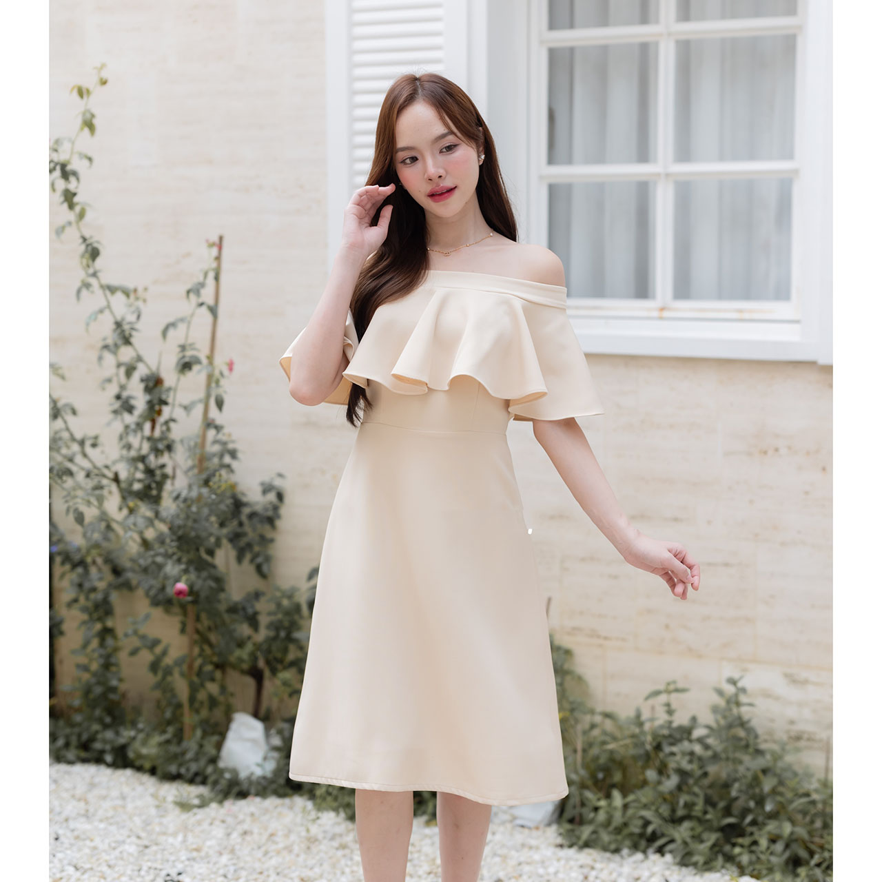 kudapy เดรสสั้นสีโอวัลติน/สีครีม/สีกรม/สีชมพู เปิดไหล่ดีไซน์สุดหวานมาพร้อมระบายช่วงอกเสริมลุคให้ดูโดดเด่นมีสไตล์