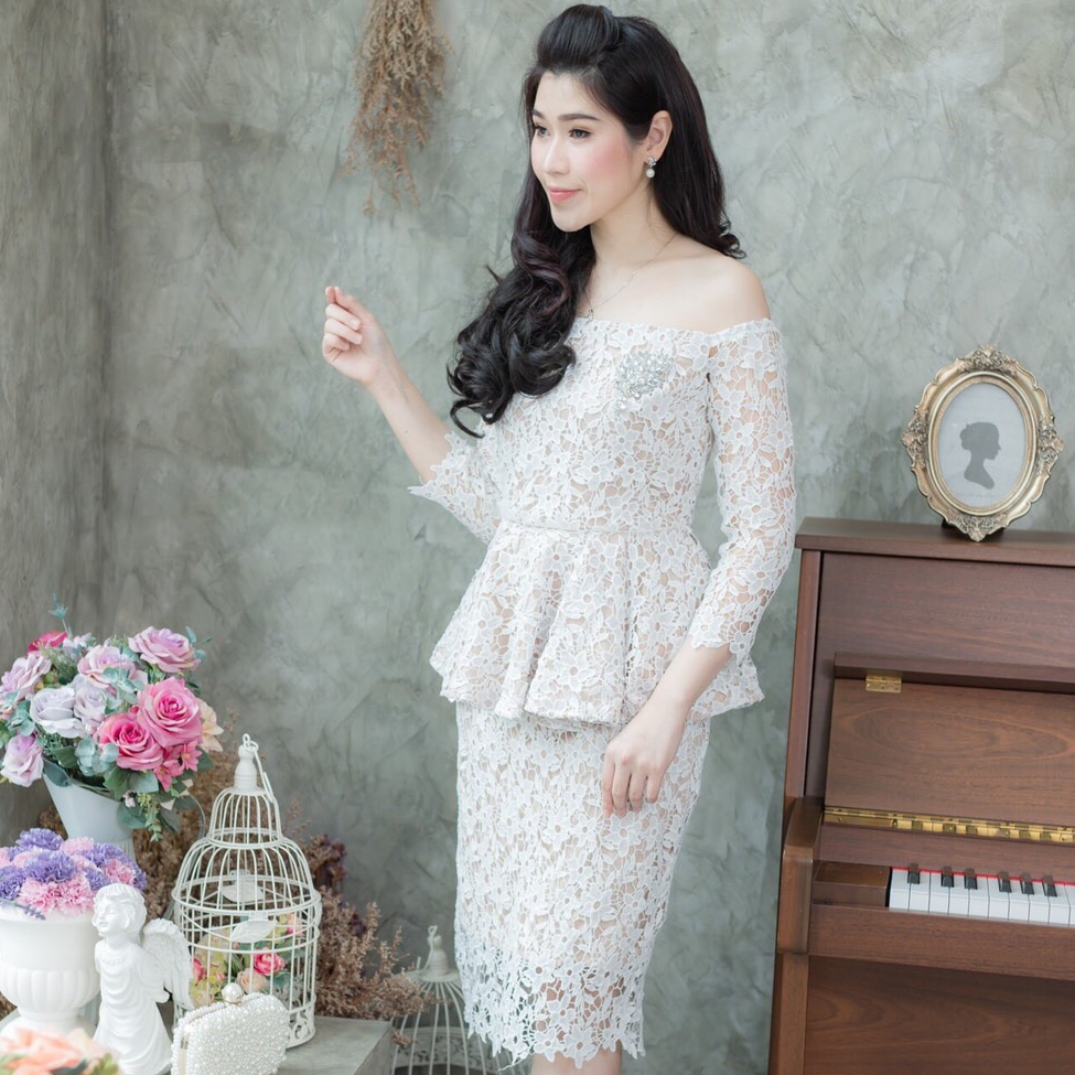 ชุดไปงานแต่งสีขาว เดรสลูกไม้เปิดไหล่เอวระบาย ผ้าลูกไม้ทอแน่น งานละเอียดปราณีตสุดๆ