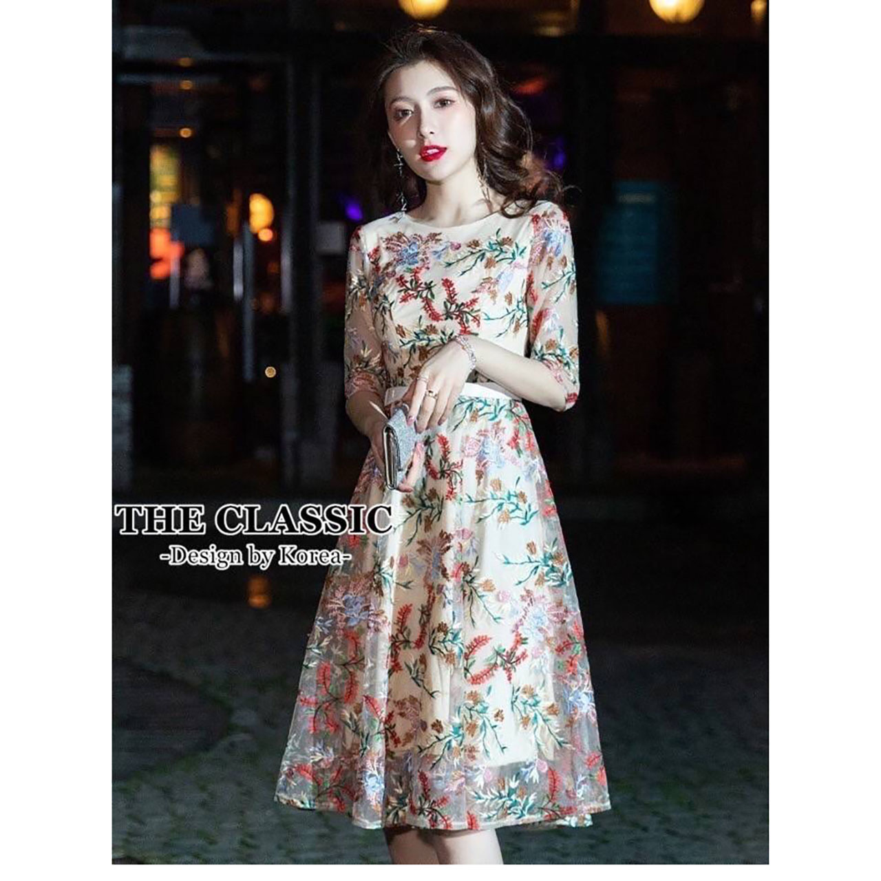 kudapy เดรสงานปักแขนสามส่วน ปักลวดลายดอกไม้หลากสี ช่วงล่างทรงเอบานพริ้วจับจีบเล็กน้อย