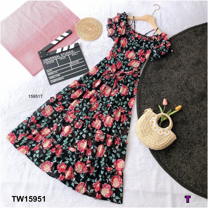 kudapy แม็กซี่เดรสสีขาว ดำ เขียว เทา สายเดี่ยวเว้าไหล่ แขนระบายชั้น ผ้าชีฟองลายดอกไม้ มีซับใน เนื้อผ้าทิ้งตัวสวย