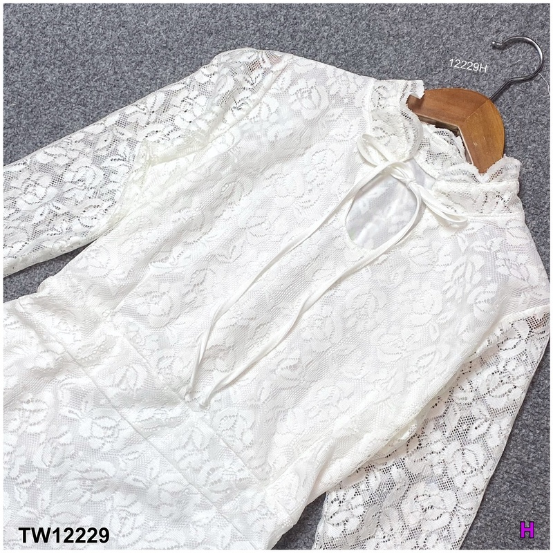 kudapy แม็กซี่เดรสแขนยาวสีขาว ชมพู คอจีนหยัก ผูกโบว์ เว้าคอหยดน้ำ ผ้าลูกไม้เนื้อดีทั้งชุด มีซับใน