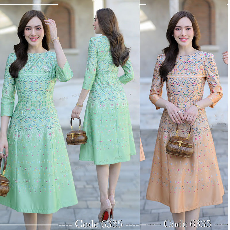 kudapy เดรสสั้นสีเขียวตอง , สีทอง ผ้าSatin silk อัดกาวพิมพ์ลวดลายแพรวา แขนสามส่วน คอกลม มาพร้อมชิปหลังซับในใส่สบาย