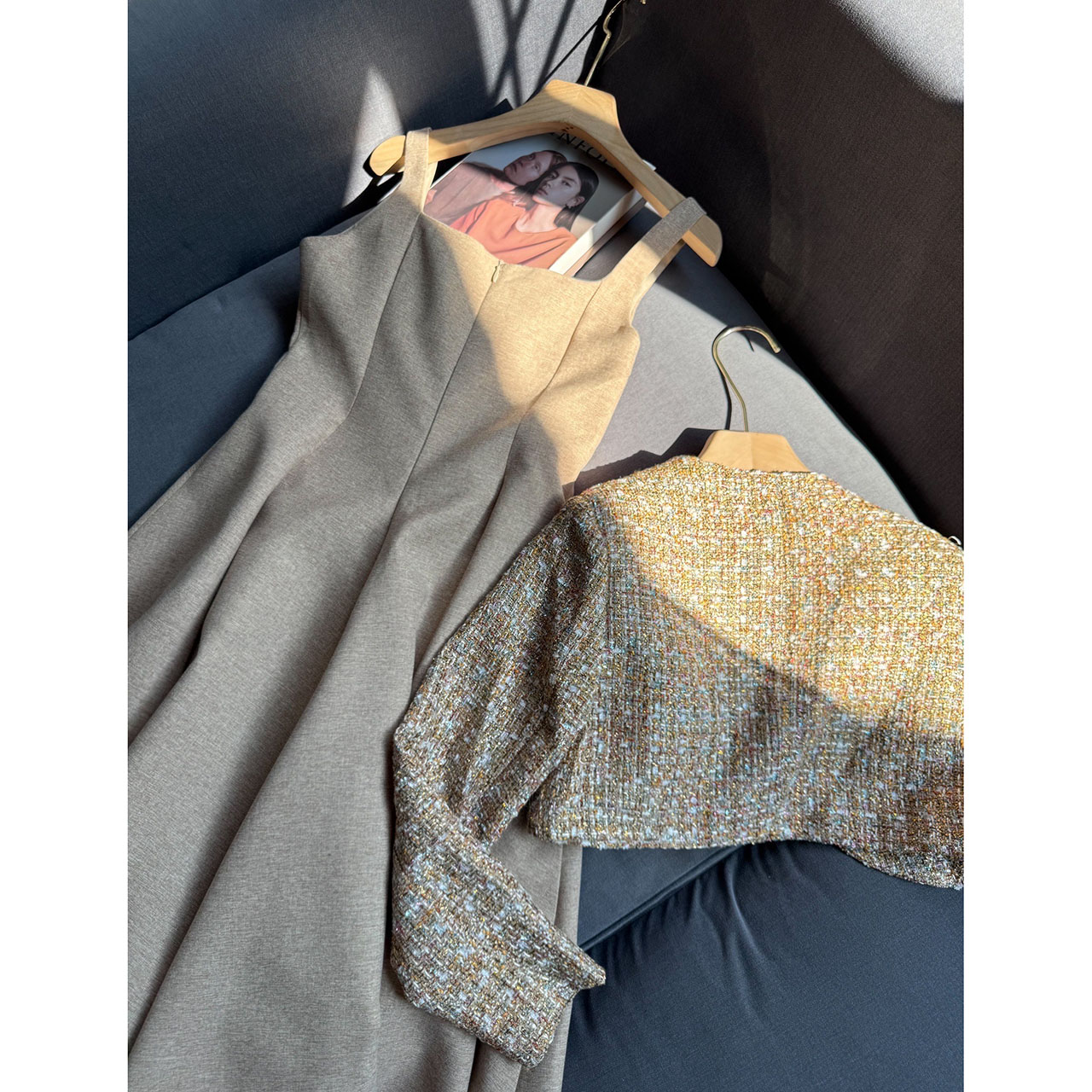 kudapy เดรส+เสื้อครอป+เข็มกลัดดอกไม้ ผ้าพรีเมี่ยมทวิตที่ เดรสเป็นทรงเข้ารูปช่วงเอว มีความพองช่วงล่างน่ารักมาก ซิปซ่อนด้านหลัง มีซับใน